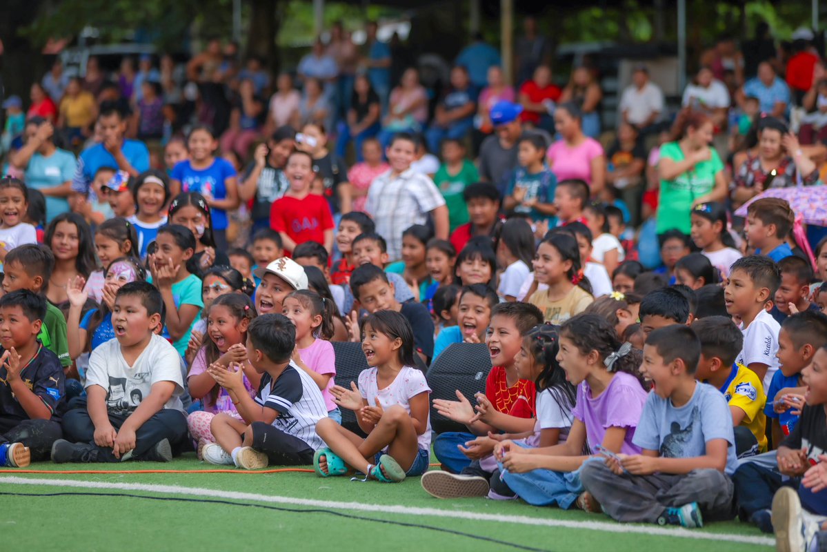 sliptone's tweet photo. Hoy aperturamos el #MesDeLaNiñez desde el cantón Chancuyo, en Ahuachapán Centro, junto a más de 2,000 niños que disfrutaron de una tarde llena de juegos, regalos y sonrisas. 👧🏻👶🏻🎊

Gracias a la seguridad que hoy vive nuestro país, podemos llevar estos espacios de alegría y sano esparcimiento a nuestras comunidades, sin las fronteras invisibles que antes impedían llegar y celebrar juntos. 🧑‍🧑‍🧒‍🧒🎉