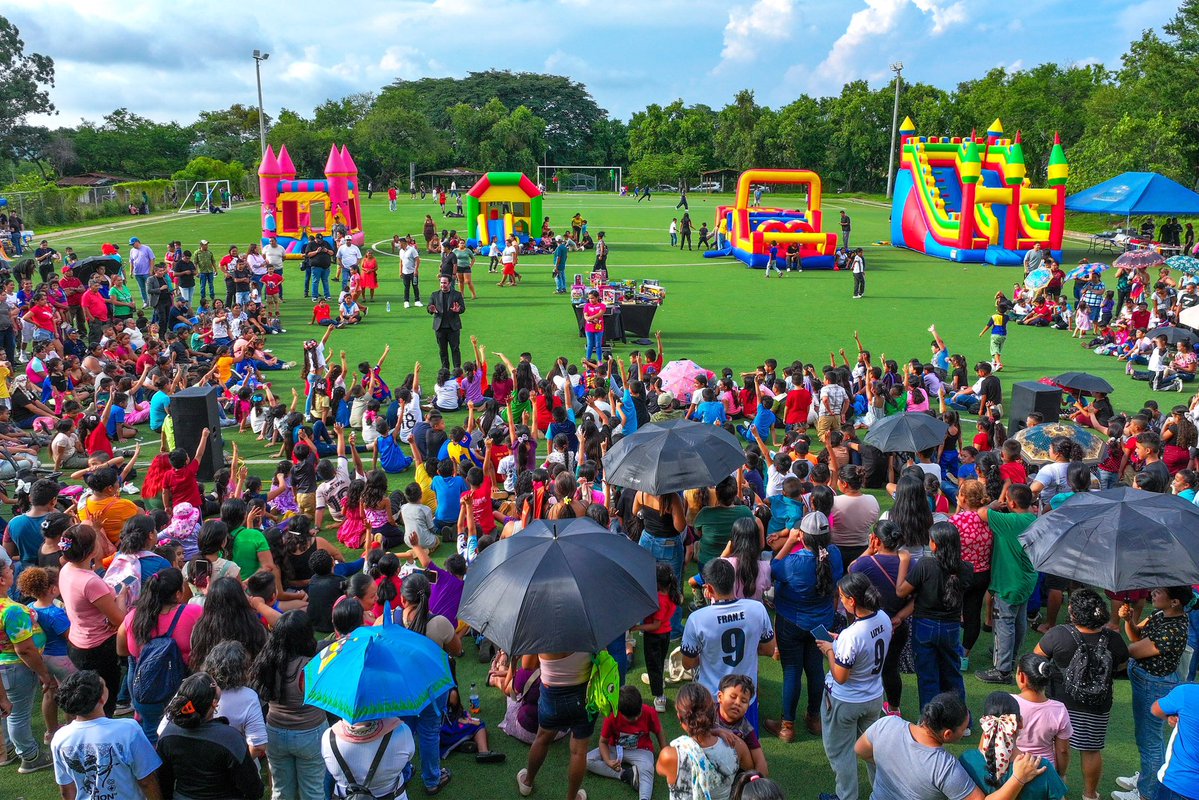 sliptone's tweet photo. Hoy aperturamos el #MesDeLaNiñez desde el cantón Chancuyo, en Ahuachapán Centro, junto a más de 2,000 niños que disfrutaron de una tarde llena de juegos, regalos y sonrisas. 👧🏻👶🏻🎊

Gracias a la seguridad que hoy vive nuestro país, podemos llevar estos espacios de alegría y sano esparcimiento a nuestras comunidades, sin las fronteras invisibles que antes impedían llegar y celebrar juntos. 🧑‍🧑‍🧒‍🧒🎉