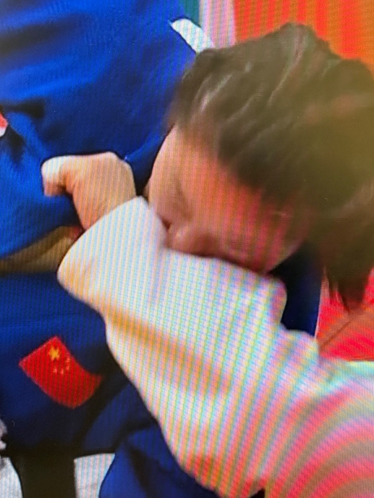 Inariokami__'s tweet photo. 说说谭晶柔道咬人这件事的前因后果吧，给前国家队同僚问了问，前因大概是日本队的这名选手太脏，而日本裁判为眼瞎。
说说理由，依照国际柔道联盟（IJF）最新裁判规则，选手在执行绞技（Shime-waza）时，严禁将手臂、手掌或腿部直接压迫在对手的面部或呼吸器官上。 合法的绞技仅限于针对颈部（颈动脉或气管）进行施压。 日本选手的手臂已直接覆盖谭晶的口鼻，这在标准竞技中属于违规行为，应被暂停并判罚。
绞技的目的是通过压迫颈部血管或气管迫使对手降服，而非通过物理手段捂住口鼻来阻断呼吸。若施力点偏移至面部，裁判必须立即介入。
通过网络视频也可以看出，日本裁判并没有阻止日本选手对谭晶的呼吸器官的压迫，也就是说本场比赛存在黑哨。
无奈之下咬对手是柔道比赛中常见的自保手段。至于被日本判罚输掉比赛只能说是对体育精神的侮辱罢了，好啦，下课。