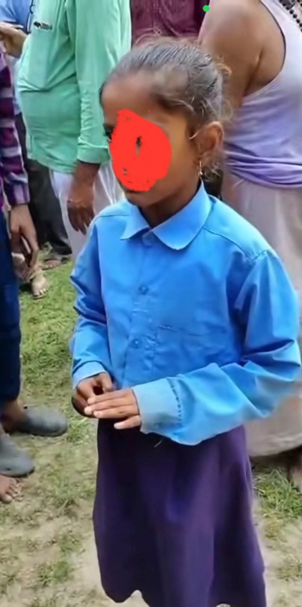 NituTiw81600052's tweet photo. सुपौल के सखुआ के एक मध्य विद्यालय में ये टीचर एक छह साल की लड़की के साथ छेड़खानी किया था

जिसके खिलाफ लड़की रोते हुए अपने घरवाले को बताती है तो घरवाले पूरे गाँव को लेकर स्कूल पहुँच जाते हैं

तब पता चलता है कि ये गलत काम करने की कोशिश किया था

तब परिजनों ने पुलिस को तो कॉल कर दिया, फिर वहीं पर गाँव के लोगों ने इस मास्टर की पिटाई करने की भी कोशिश की

पर मास्टर अपने पर आरोप नहीं ले रहा था, इसलिए उस बच्ची को बुलाया जाता है

तब लड़की बोलने लगती है कि इसने मेरे साथ ऐसा-ऐसा गलत काम किया, तब जाके लोगों ने इसकी वहीं पर पिटाई करनें लगते है..

तब पुलिस आई और इसको ले गई...बिहार में अब क्या-क्या हो रहा है?