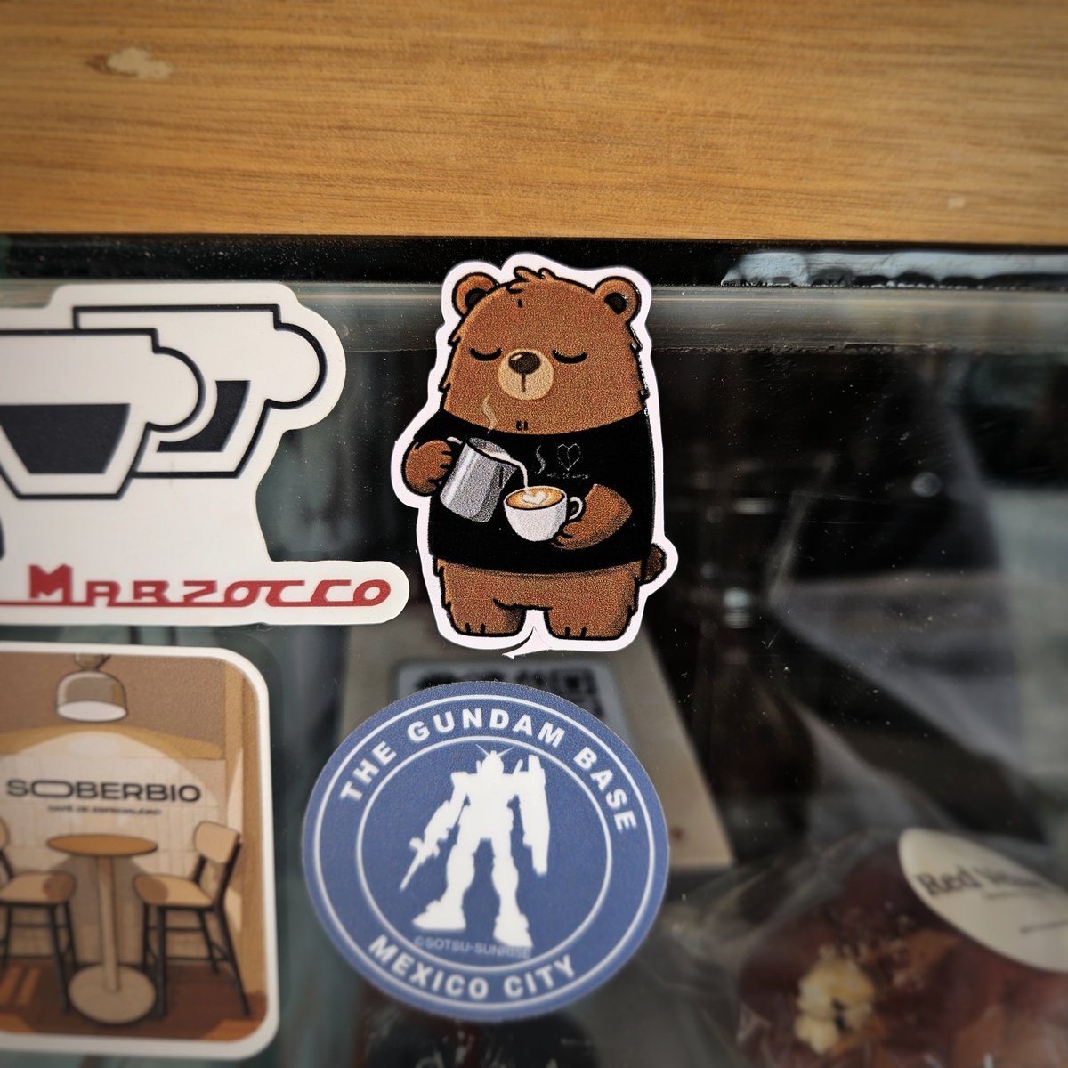 ferras396's tweet photo. Día 4 tomando foto de stickers qué encuentro en la calle
Por ser hoy el #DiaInternacionalDelCafé comparto este osito cafetero. https://t.co/p9HHm5f5ww