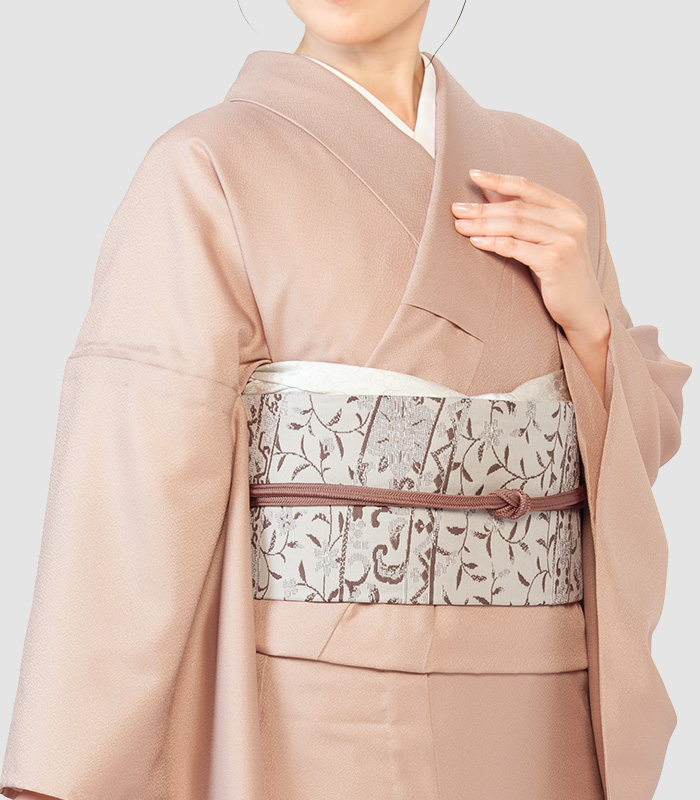 toiki_official's tweet photo. 西陣織名古屋帯
https://t.co/njvCxE0bqT

肌馴染みの良い上品なベージュ地に、しなやかな曲線を描く優美な唐草柄が織り込まれた西陣織の名古屋帯。
落ち着いた色合いはどのようなお着物にも合わせやすいので、ご友人とのランチや美術館巡り、ちょっとしたお出かけなどに。 https://t.co/oWdtIHDL3q