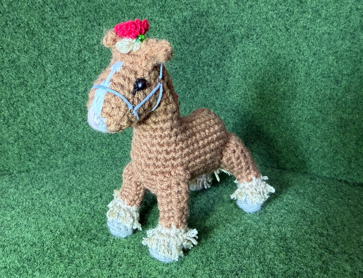 banbanatetai's tweet photo. お世話になってる方に自宅でも愛馬と一緒に居られる編みばんば を作成させて頂きました。
お腹のボタンを開けるとタテガミや尻尾の毛を入れる事が出来るポケット。ガラス瓶をセットでお付けします。フルオーダーメイド、納期は2ヶ月程。問い合わせはDMかショップのチャットからどうぞ。#編みばんば https://t.co/s8YinAcWpv