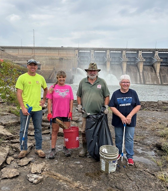 usacetulsa's tweet photo. Kaw Lake staff and volunteers marked #NationalPublicLandsDay by removing trash and debris at Fisherman’s Bend, McFadden Cove and McFadden Day Use. 

Thank you for helping keep our public lands clean for everyone to enjoy! #USACE https://t.co/dZ5ZEZjP6D
