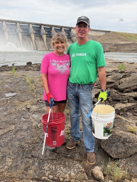 usacetulsa's tweet photo. Kaw Lake staff and volunteers marked #NationalPublicLandsDay by removing trash and debris at Fisherman’s Bend, McFadden Cove and McFadden Day Use. 

Thank you for helping keep our public lands clean for everyone to enjoy! #USACE https://t.co/dZ5ZEZjP6D