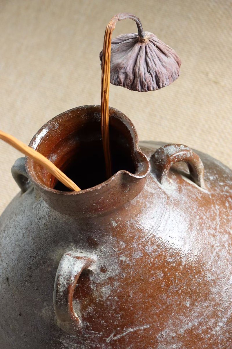 ronaldlowe63's tweet photo. I love watching opera performers use the ancient ji瓮 (a pottery jar) to press and焙 (roast) ingredients for the show! https://t.co/TaGC14heHa