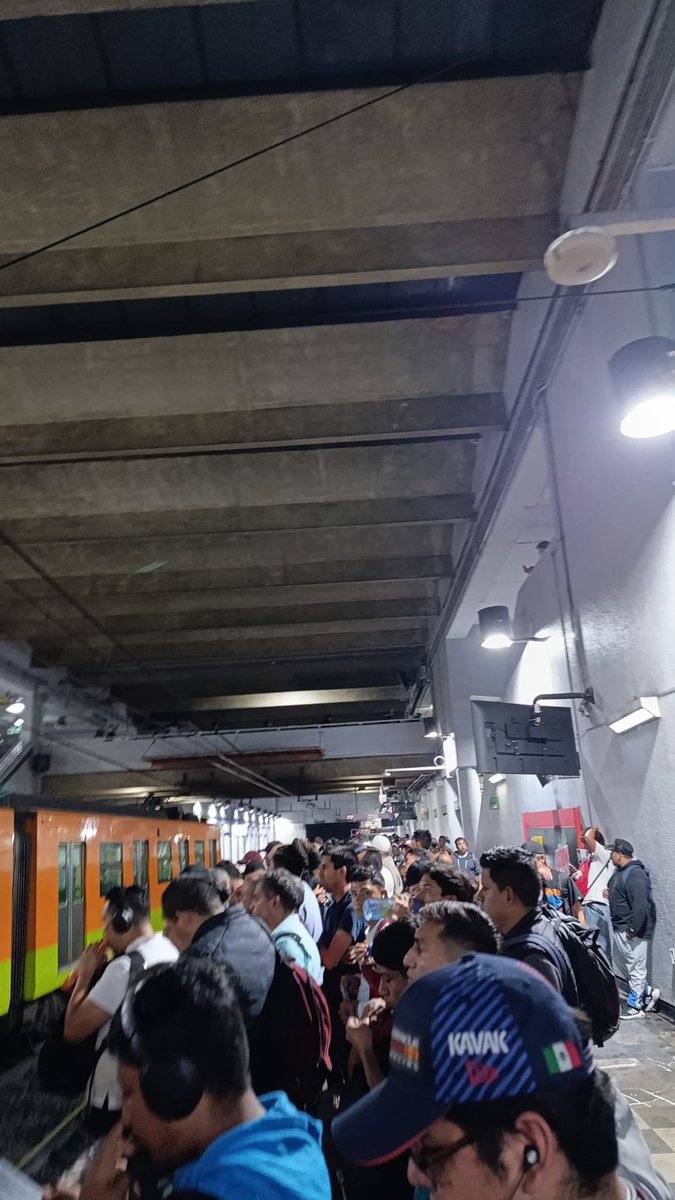 MetroVerdad's tweet photo. Retrasos en diferentes #Lineas del #Metro de la Ciudad de México 😱 🕒 🚆 

Lineas 7, 9, A y B, presentan alta afluencia
.
#CDMX #Movilidad #MovilidadCDMX #People #mexico #magico #tbt #precaucion #viaje #verdad #s #Viral https://t.co/fpkm1yFSUZ