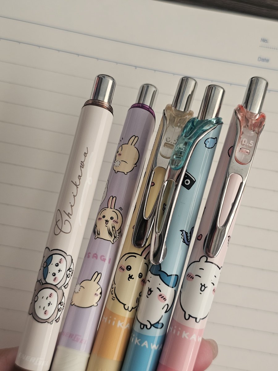 ssummersnoww's tweet photo. ปากกา Chiikawa ที่ขายใน B2S ตอนนี้
หน้าตาคล้าย Pentel Energel สุดๆ

ทดลองใช้แล้วคุณภาพสู้ Energel ไม่ได้เลย
(แต่ใครเขาซื้อเพราะคุณภาพ)
ใช้เขียนตอนไม่รีบ โอเค
แต่ใช้เซ็นไม่ชอบ เพราะหมึกไม่สม่ำเสมอ

เลยใช้วิธีเอาไส้ Energel มาใส่แทน พบว่า ไม่สามารถทำได้ กดไม่ลง 🥲
เลยลองเอา Kokuyo มาใส่ สามารถทำได้ 55555555 
เอา Sarasa มาใส่ เออ รอดดด 55555555