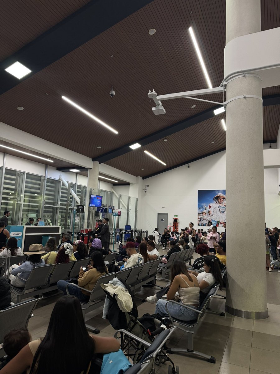 lwtsigns's tweet photo. mk el aeropuerto de santa marta parece sala de eps 💀 https://t.co/BJD512OU30