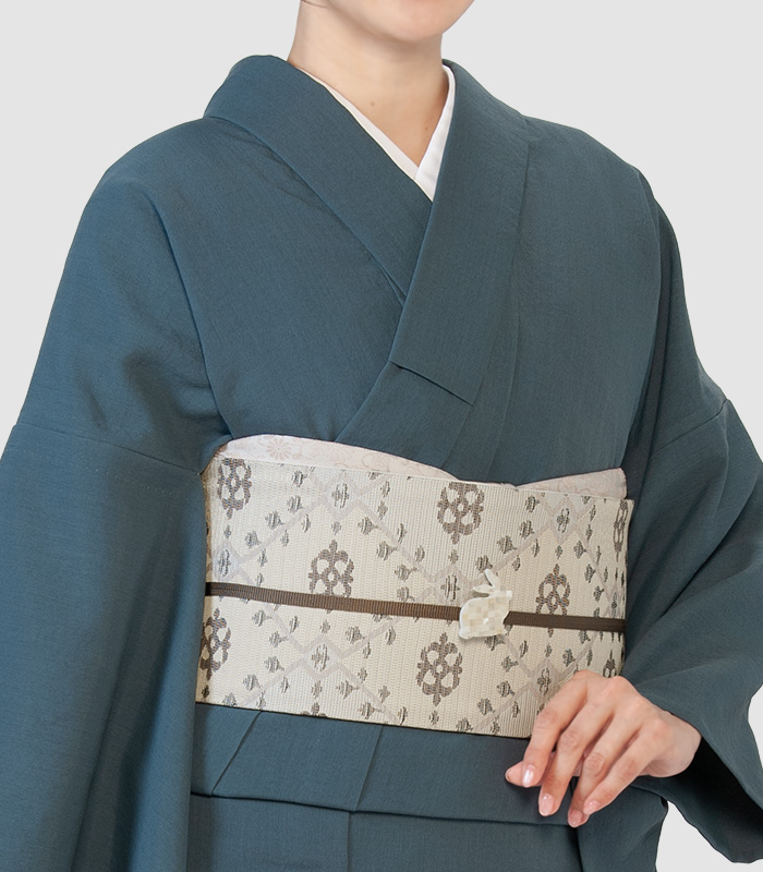 toiki_official's tweet photo. 西陣織名古屋帯
https://t.co/hSsjNqmxPq

肌馴染みの良いベージュ地に、伝統的な松皮菱柄が織り込まれた西陣織の名古屋帯。
主張を抑えた色合いはどのようなお着物にも合わせやすく、ご友人とのランチや美術館巡りなど、日常のお出かけにさりげない気品を添える頼もしい一本です。 https://t.co/A8HwAsmnjJ