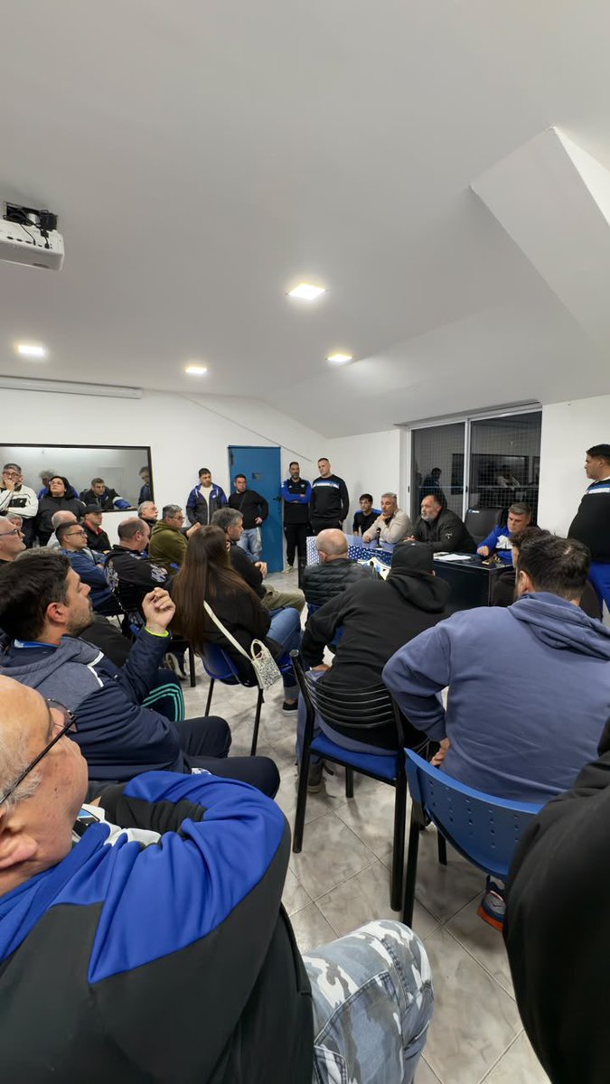 almagroficial's tweet photo. Reunión informativa

El día de hoy se realizó una concurrida reunión de socios y socias en la sala de prensa del Estadio 3 de Febrero. 
Agradecemos la participación de todos los que se acercaron. Valoramos el respeto y que se haya realizado en un ambiente ameno y se hayan evacuado todas las dudas.