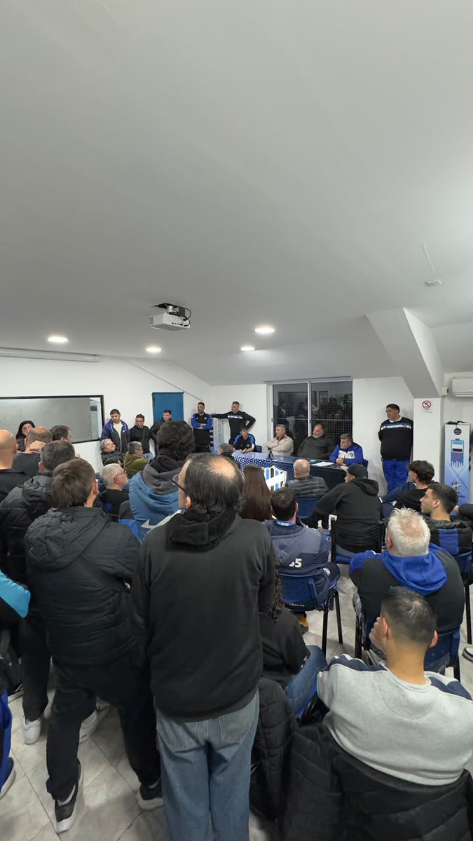 almagroficial's tweet photo. Reunión informativa

El día de hoy se realizó una concurrida reunión de socios y socias en la sala de prensa del Estadio 3 de Febrero. 
Agradecemos la participación de todos los que se acercaron. Valoramos el respeto y que se haya realizado en un ambiente ameno y se hayan evacuado todas las dudas.