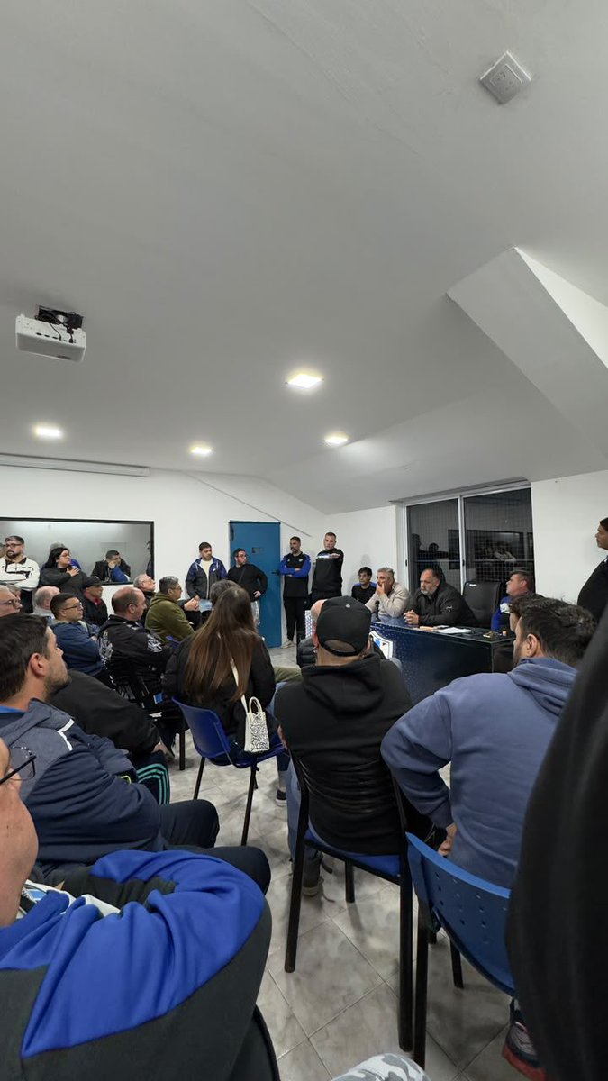 almagroficial's tweet photo. Reunión informativa

El día de hoy se realizó una concurrida reunión de socios y socias en la sala de prensa del Estadio 3 de Febrero. 
Agradecemos la participación de todos los que se acercaron. Valoramos el respeto y que se haya realizado en un ambiente ameno y se hayan evacuado todas las dudas.