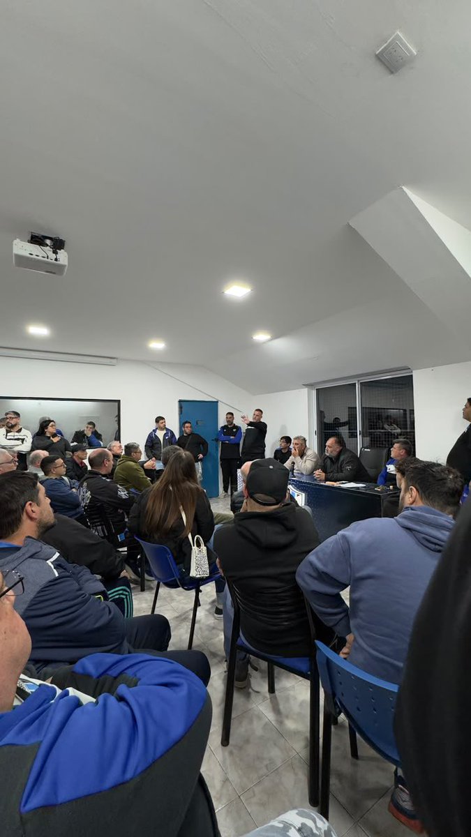 almagroficial's tweet photo. Reunión informativa

El día de hoy se realizó una concurrida reunión de socios y socias en la sala de prensa del Estadio 3 de Febrero. 
Agradecemos la participación de todos los que se acercaron. Valoramos el respeto y que se haya realizado en un ambiente ameno y se hayan evacuado todas las dudas.