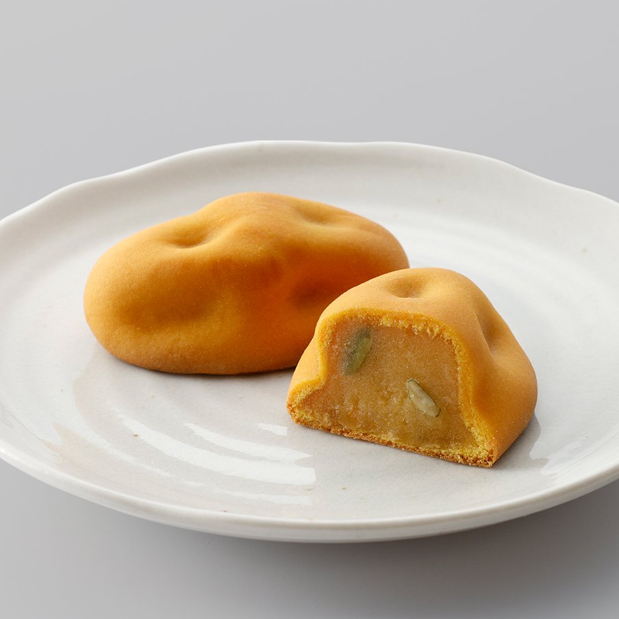 awashimadoehime's tweet photo. 🎃和風スイートパンプキン🎃

かぼちゃの種入りかぼちゃあんを包んで、
こんがり焼き上げました。
かぼちゃのやさしい甘さに、
かぼちゃの種の食感がアクセント！

秋のおやつに、ほっこりお楽しみください😊 https://t.co/bCcQe34w0A