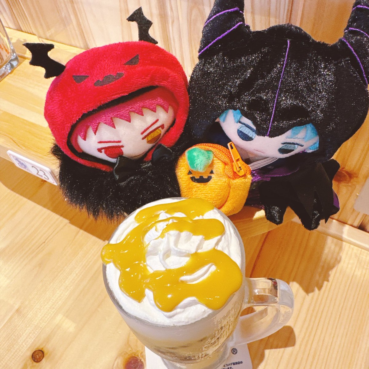 ikasashiya's tweet photo. 仮装するあかくろちゃんとお出かけです！
我が家のあかくろは
食べさせたぼー��あかくんと
食いしん坊だけど食べきれるとは言ってないくろくんです
#あかくろはろうぃん https://t.co/EZV5e0Jswc