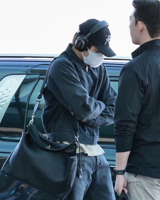 taeoxofiles's tweet photo. taeyong’s heading to jakarta🖤 https://t.co/DhRCWwSGjo