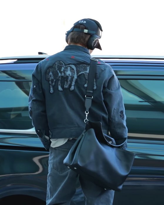 taeoxofiles's tweet photo. taeyong’s heading to jakarta🖤 https://t.co/DhRCWwSGjo
