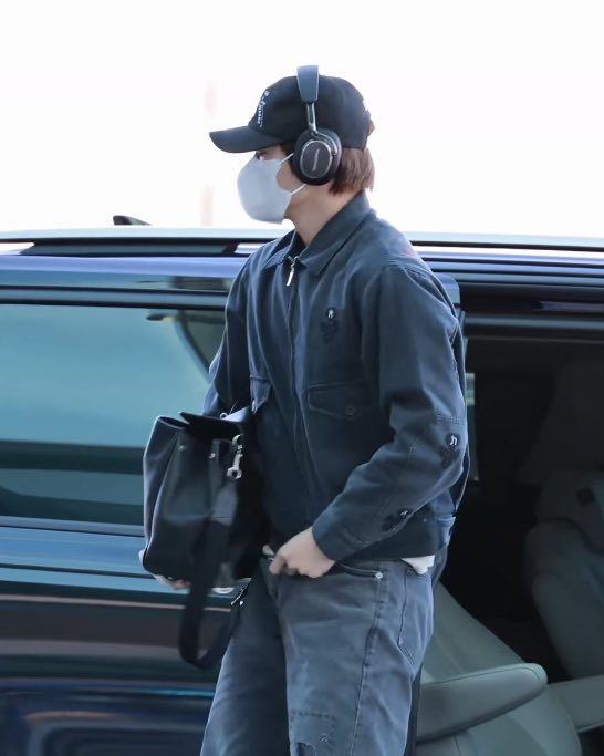 taeoxofiles's tweet photo. taeyong’s heading to jakarta🖤 https://t.co/DhRCWwSGjo