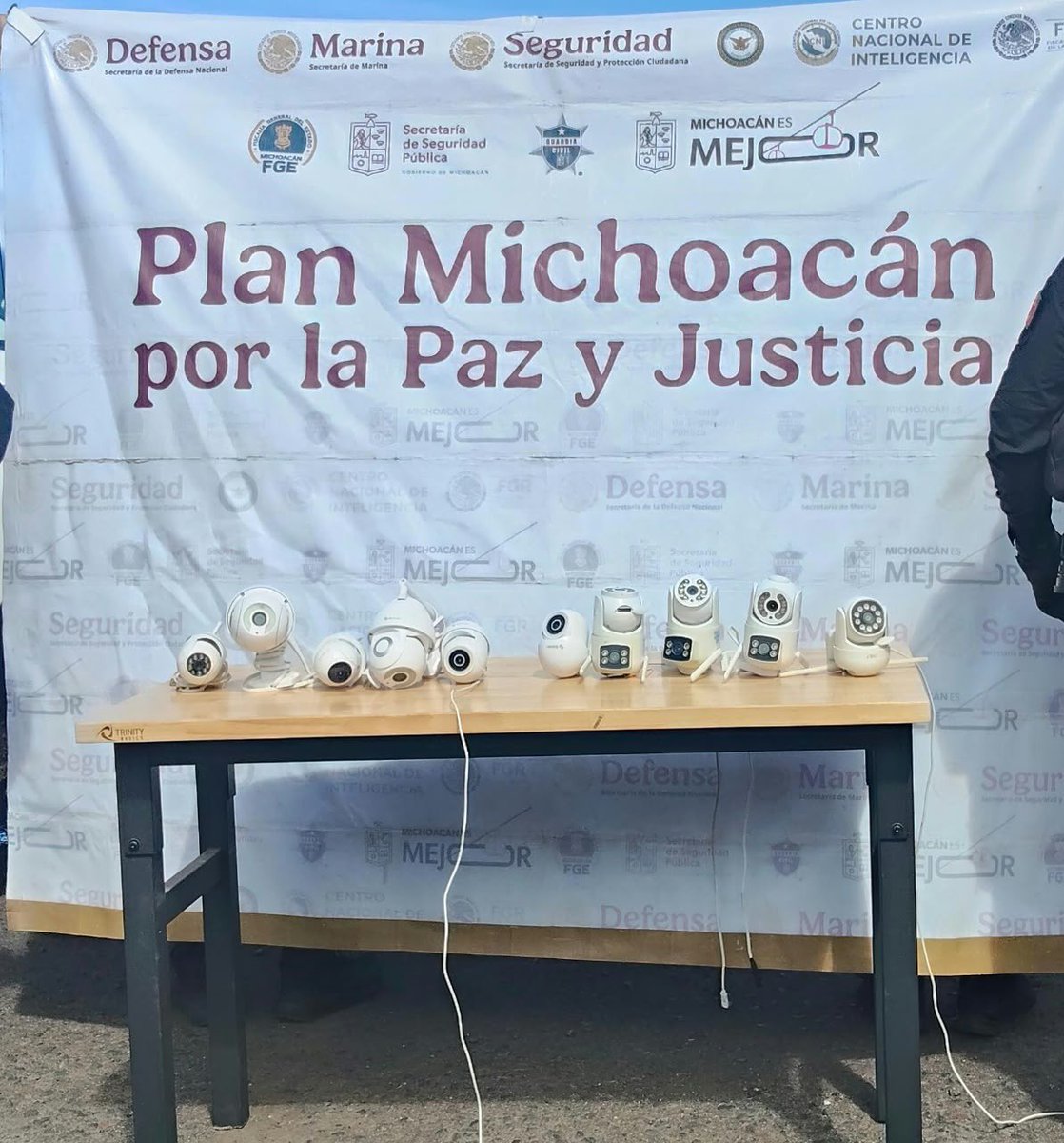 SSeguridad_Mich's tweet photo. 🚔 La #GuardiaCivil, en coordinación con la Fiscalía General del Estado de Michoacán, Guardia Nacional y Policía Municipal, ubicó los dispositivos en las colonias Amezcua, El Vergel, Libertad y Primero de Mayo. ¡Cero tolerancia! #TeCuidamos 🚔 https://t.co/PQR9NpTulj
