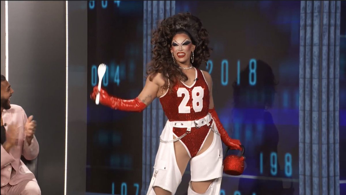 AMikeBloomType's tweet photo. SALINA ESTITTIES HAS OFFICIALLY DEBUTED ON #BB28 https://t.co/AG5ptLv7zN
