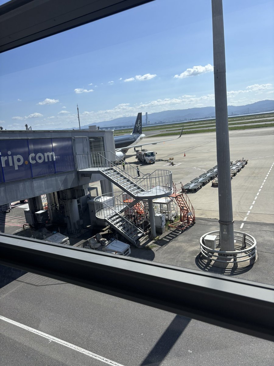 Yu_ckks's tweet photo. スターフライヤーで出発🛫

iPadでしっかり？勉強〜
嬉しさ伝わってくる合格ポストで
やる気上がった人多いでしょうね
私もその1人です📚🫡 https://t.co/K8QGjyJGhs