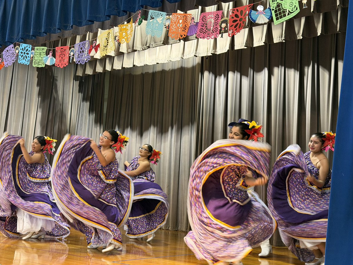DoverDolphins's tweet photo. What an incredible Hispanic Heritage Night at Dover! Dover &amp; RHS students helped bring our school to life with beautiful cultural dress, dance, music, and amazing art! 
¡Juntos celebramos nuestra cultura, nuestra historia y nuestra comunidad! ❤️@CarissaCarey @RichardsonISD https://t.co/WkGqr4ed8z