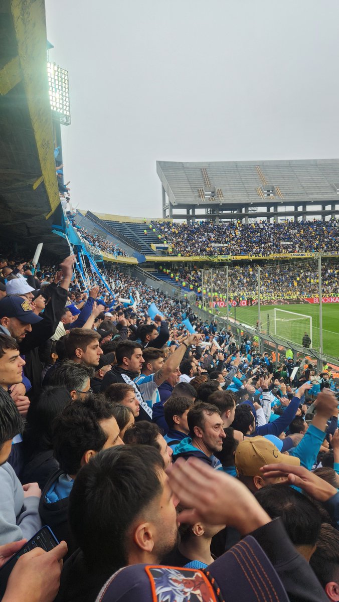 martinidaberry's tweet photo. Quiero quedarme con esto.
No edite nada, filmé y saqué fotos como pude en la popular.
Y asi las subo ahora.

Orgulloso de la gente que fue, del aliento que dio y de bancar como siempre.
Un abrazo grande al que tenia atrás y me pidió por favor que le preste el hombro porque estaba recién operado.
Se la bancó como un señor.
O como el hombre de mas de 70 que tenía a la derecha y me abrazó en los goles y compartimos las charlas y las canciones.

No necesitamos ser hinchas de la hinchada, simplemente porque no hay comparación. 
Aguante Racing.