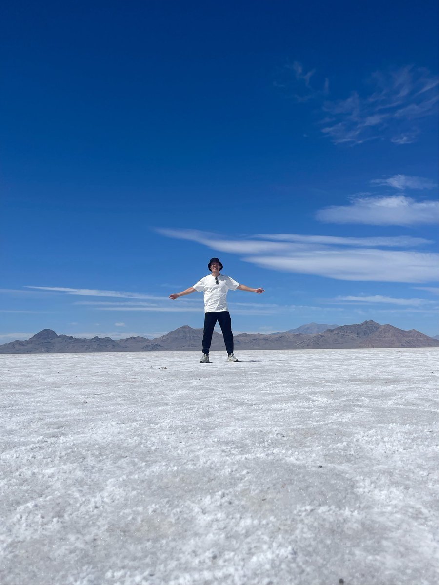 arayan_0215's tweet photo. おはようでござる🐵
Bonnville Salt Flats!
(ボンネビルソルトフラッツ)
ソルトレイクという名通り、塩湖が沢山ありました!
#海外撮影
#ソルトレイク
#アメリカ
#侍俳優
#昔は海だったみたいだよ https://t.co/XgJ9USkK4M