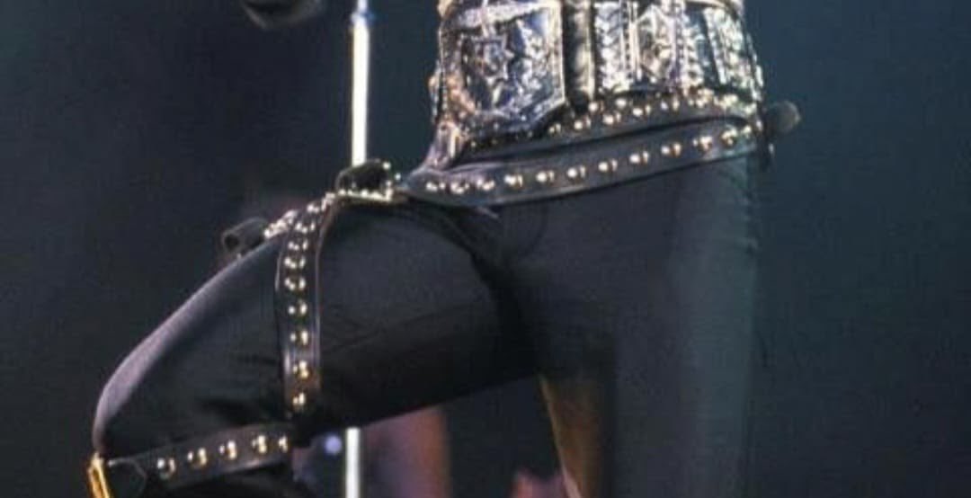 mjsbambi's tweet photo. i really like his belt. its a nice belt. https://t.co/LZGhXtNXe8