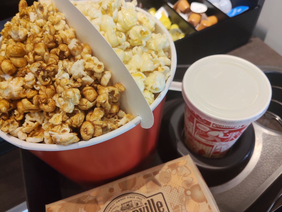 ayapi1106's tweet photo. 映画2作分のためのポップコーンLサイズ、デカイ笑 https://t.co/xUCKs8Vc1e