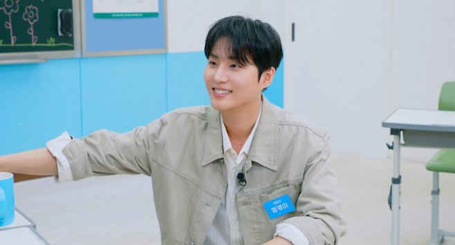 PIL_essay's tweet photo. 데이식스 영케이, 유니세프 ‘미래면접관’ 재능기부

https://t.co/yq44meSz2L

데이식스 영케이가 어린이들의 질문에 답하며 꿈과 고민을 함께 나눴다.

유니세프 한국위원회는 2일 영케이가 공식 유튜브 콘텐츠 ‘미래면접관’에 출연해 어린이 면접관들과 대화를 나눴다고 밝혔다.

면접을 마친 영케이는 “어린이 면접관들의 진솔하고 깊이 있는 질문 덕분에 오히려 제가 더 큰 에너지를 얻고 가는 시간이었다”라며 “많은 분께서 이번 영상을 통해 어린이들의 목소리에 더욱 귀 기울이고 눈높이를 맞출 수 있는 계기가 되길 바란다”고 소감을 밝혔다.