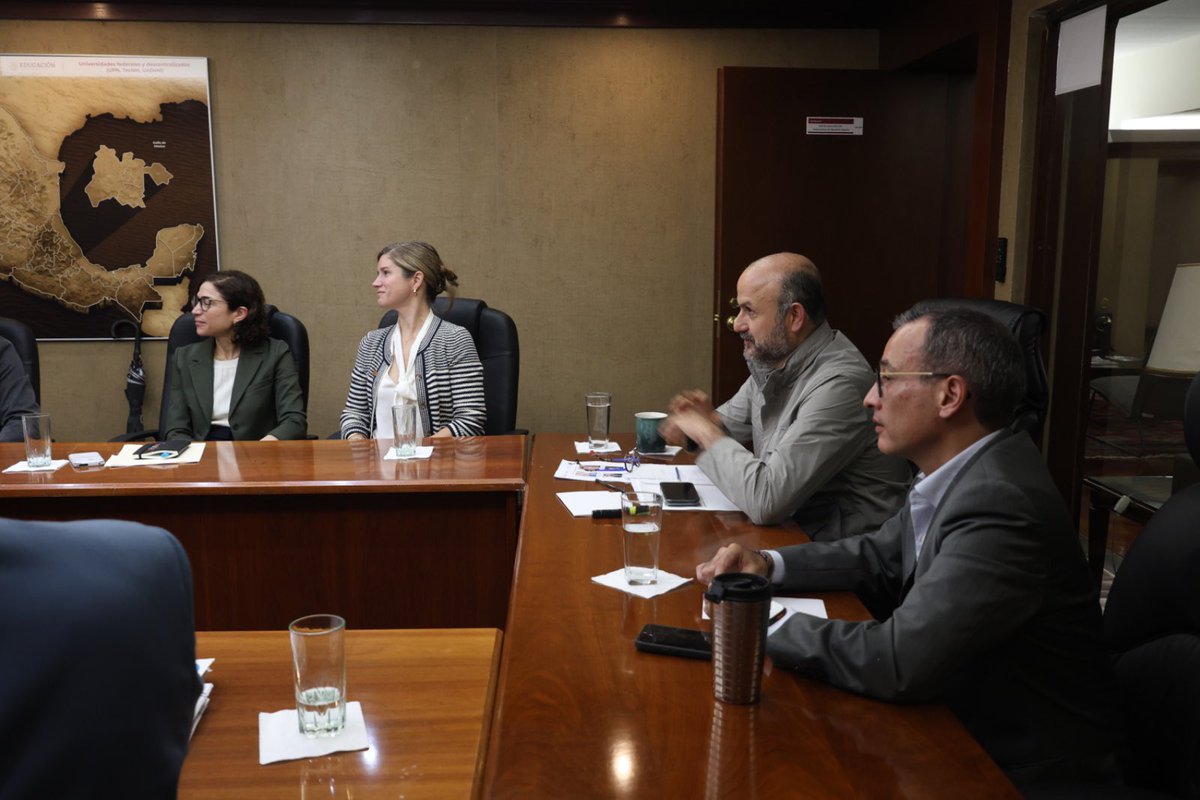 carlosivanmoren's tweet photo. Hoy, con el Subsecretario @rvillanueval, recibimos a un importante equipo directivo de @Google, encabezado por Laurie Richardson, vicepresidenta global de Confianza y Seguridad.

Estamos trabajando para que la tecnología sea una aliada de la educación. Que contribuya a que nuestras y nuestros estudiantes tengan más herramientas para aprender, en un mundo que cambia rápidamente.

Pronto les contaremos más sobre los proyectos que estamos construyendo juntos entre la @SEP_mx y Google.