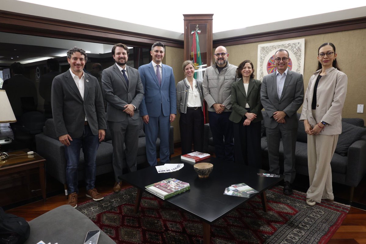 carlosivanmoren's tweet photo. Hoy, con el Subsecretario @rvillanueval, recibimos a un importante equipo directivo de @Google, encabezado por Laurie Richardson, vicepresidenta global de Confianza y Seguridad.

Estamos trabajando para que la tecnología sea una aliada de la educación. Que contribuya a que nuestras y nuestros estudiantes tengan más herramientas para aprender, en un mundo que cambia rápidamente.

Pronto les contaremos más sobre los proyectos que estamos construyendo juntos entre la @SEP_mx y Google.