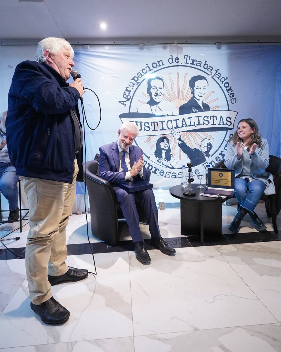 Vsiley's tweet photo. LA LIBERTAD DE CRISTINA ES UNA CAUSA DEL PUEBLO

Cristina está presa por lo que representaron esos años para nuestro Pueblo. Fueron años en los que la Argentina se desendeudó, mientras también se desendeudaban las familias trabajadoras. Creció el empleo, pero también crecieron los salarios. Llegamos a tener el salario mínimo y el haber jubilatorio más altos de América Latina.

Esas son las causas económicas y políticas que realmente le pesan. Los años en los que nuestro Pueblo vivió mejor son también los que explican por qué hoy Cristina está presa.

De esto hablamos en la charla política “Mala praxis y mentiras en el juicio y condena a Cristina Kirchner”. Escuchar al Dr. Carlos Beraldi y conocer de primera mano los argumentos de la defensa nos da más herramientas para defender nuestras convicciones en todos los frentes y comprender la dimensión política que tiene esta causa.

Gracias a Agrupación de Trabajadores Justicialistas de Empresas de Energía, a APSEE, a su secretario general, Carlos Minucci, y a Mara Rivera por la organización y por generar este encuentro junto a grandes compañeros y compañeras del movimiento obrero.

CRISTINA LES GANA 🇦🇷