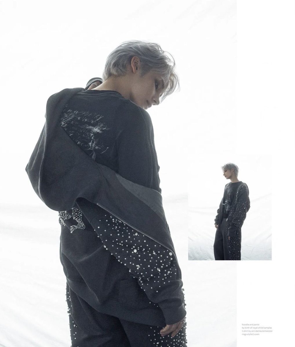 seekingtxt's tweet photo. obsessed with photographers deciding one kai is not enough for them https://t.co/qaLYur6OfK