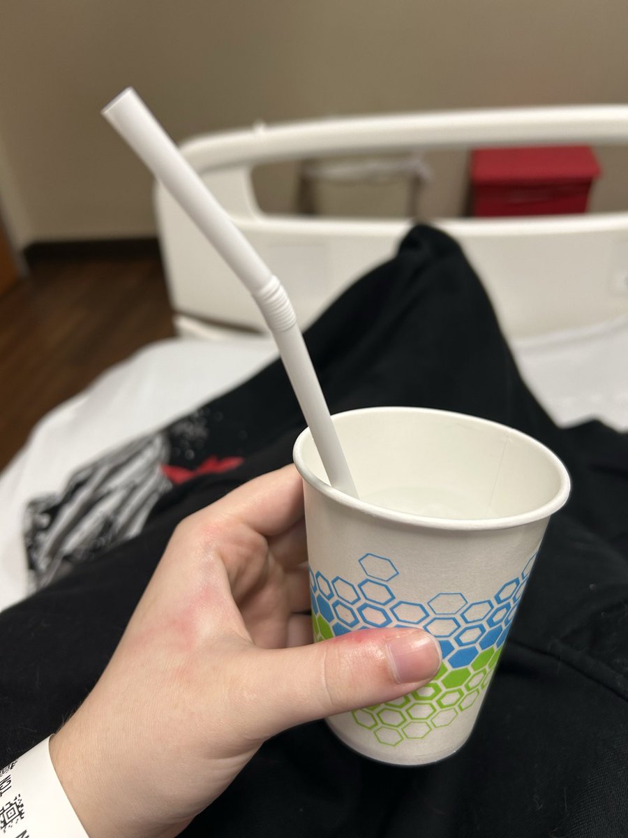 katkurusu's tweet photo. dis hospital ice water is soooo good https://t.co/tNdDWR3u0J