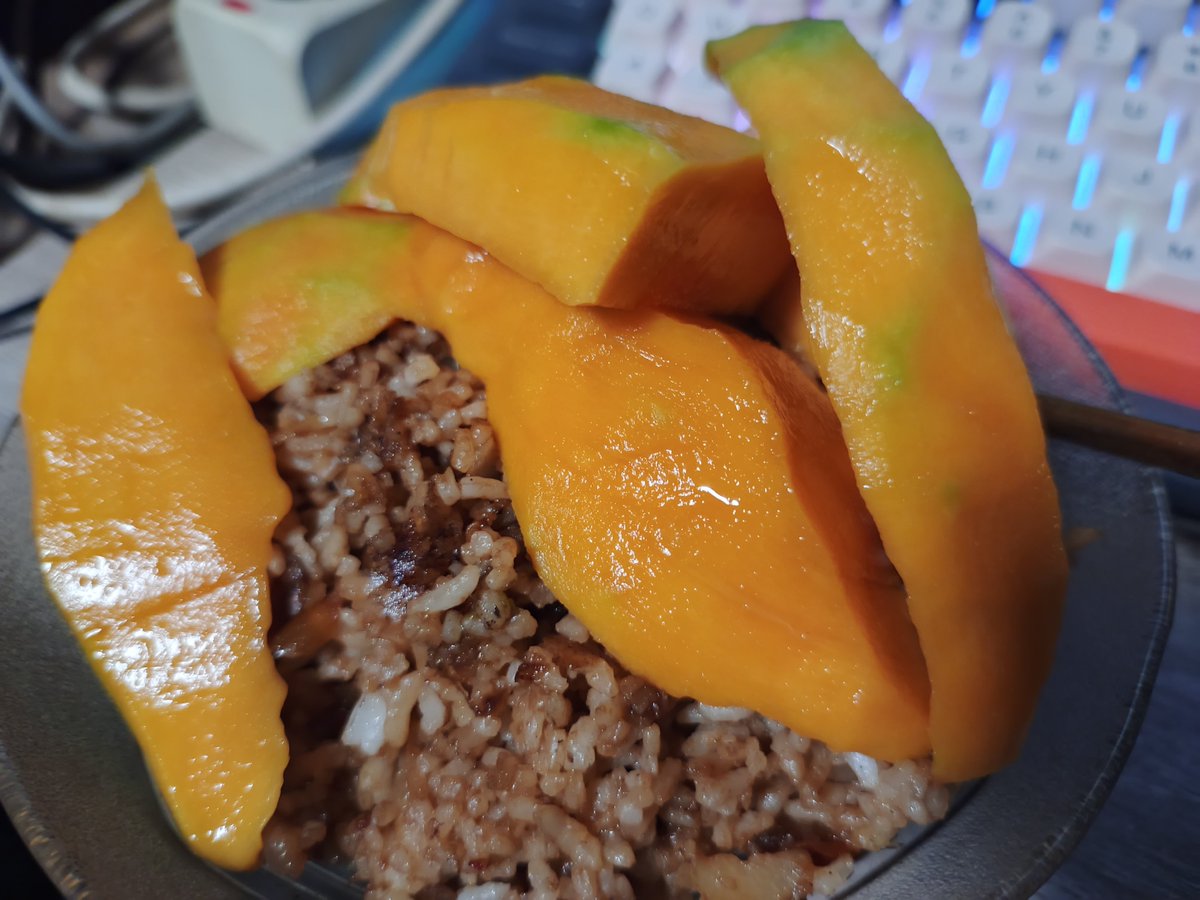 EunoiaFurea's tweet photo. Masha Allah seneng banget nemu yang jual mangga secakep ini di jalan  😭😭😭 alhamdulillah ya Allah https://t.co/en8VAnBM0G