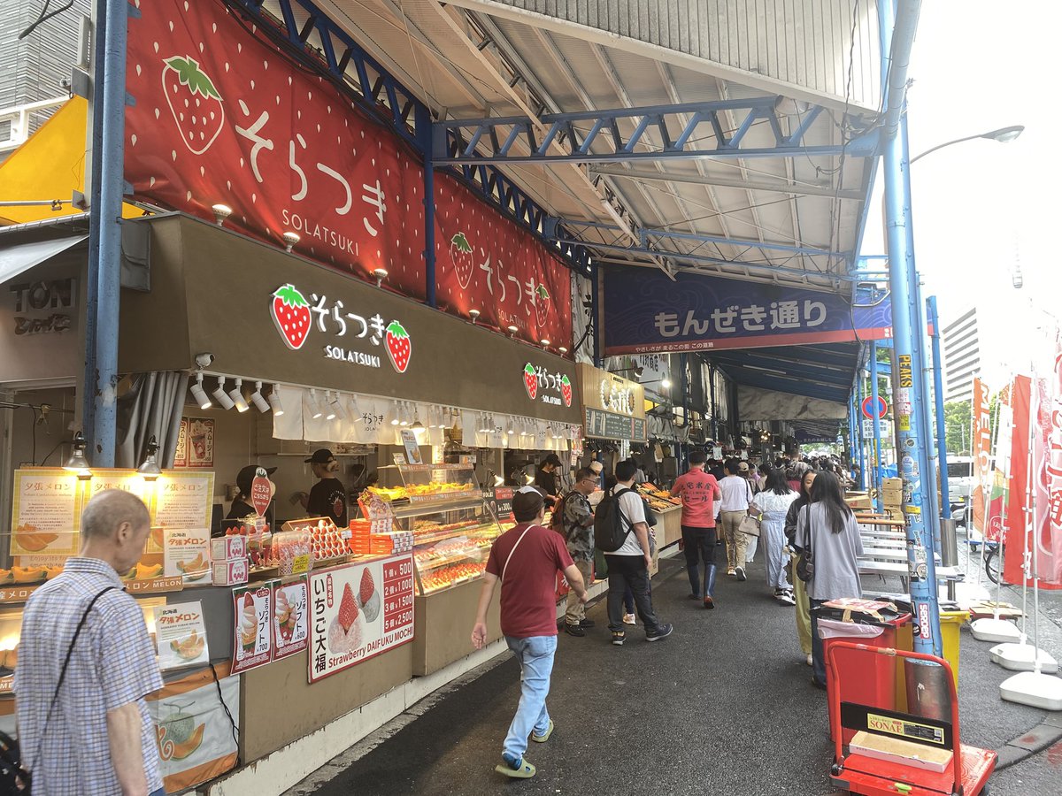 nihonsushikai's tweet photo. 築地場外市場、本当に見るも無惨な姿になっている。
歩いているのは、ほぼ害酷塵旅行者。店舗も多くが、インバウンド向けの怪しい牛串5,000円だの、焼きガニだの胡散臭いものが並ぶ。白衣のオッサン人形が目印の寿司店も、鮮度の悪そうなマグロを露店販売。早く再開発し、クリーンな築地を目指してくれ https://t.co/MwlBusfVFQ