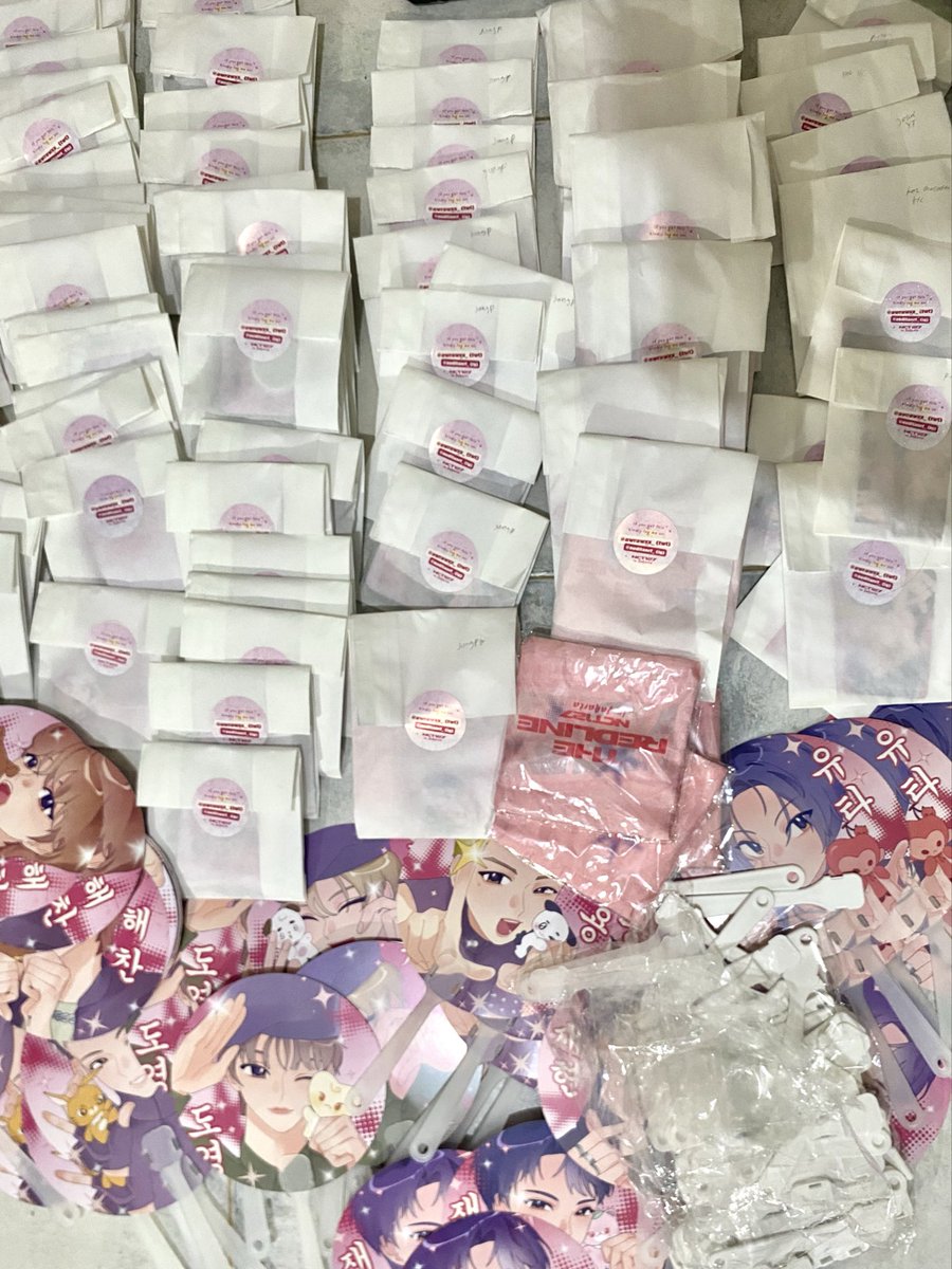 awrawxx_'s tweet photo. Update packing freebies 🤧 pokoknya jangan ada yg buang freebies dr aku karena aku rela lembur https://t.co/PqGOjDtsEj