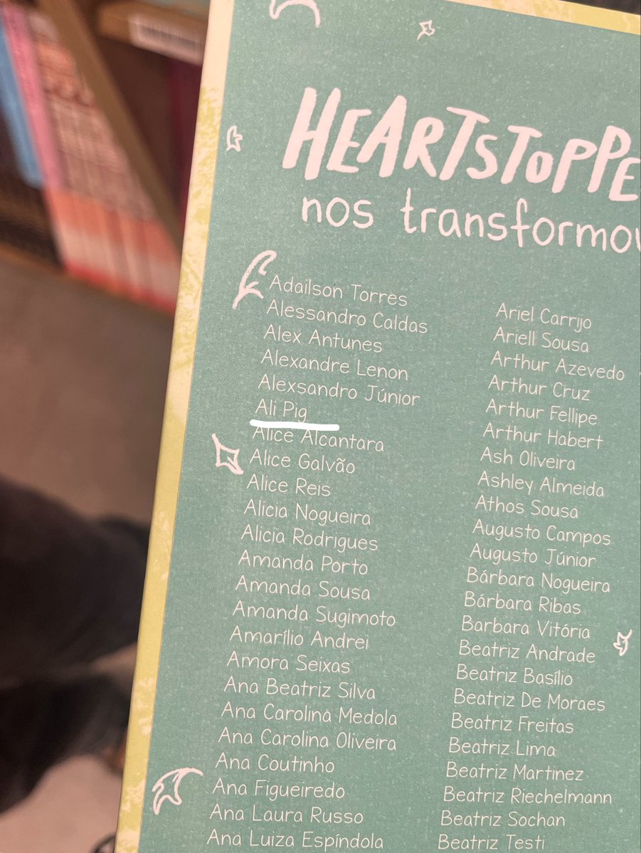 acervoaliw's tweet photo. toda vez que eu pego um heartstopper eu olho o nome de ali é o nosso onipresente https://t.co/HLvitG4mOd