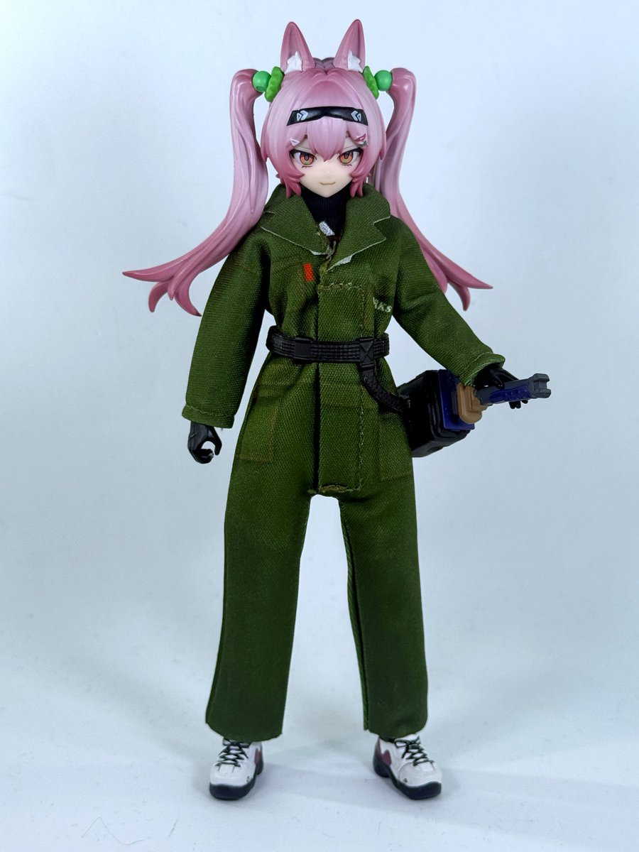 earlya3d's tweet photo. ガチャのミニチュアツナギ服回してきました。小さめサイズは黒鉄でピッタリくらい。大きめのは論外だけどぬい用かな？ https://t.co/BF6ARx4Ffo