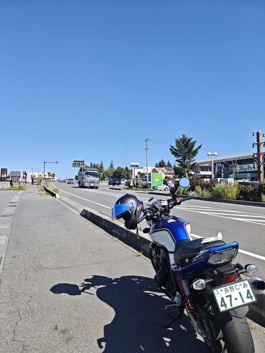 shinyoMK34's tweet photo. お天気なのでノープランプラプラ
とりあえず中野市まで来たけど上越までお昼食べに行こうかな？

#CB400SF
#中野市 https://t.co/u5IqGRcorN