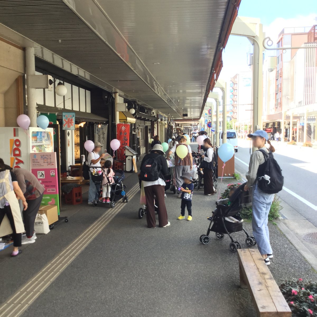 machihida's tweet photo. ＜職場体験中の中山中2年生が投稿実践＞
10/1開催「ベビーカーでまち散歩」、約80名のお子さんが参加してくれました🧒風船を付けたベビーカーを押して歩く姿で、まちがとてもにぎやかな雰囲気に包まれました🥰一緒に用意したボールプールも多くのお子さんに利用してもらえ、楽しそうな姿が印象的でした https://t.co/Kn1DKm7NQ9