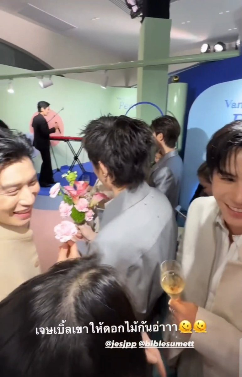 biblejrr6fff's tweet photo. ให้ดอกไม้แล้วโดนแซว ผมว่ามีคนเขินจริง https://t.co/FTiVaXCqQ1