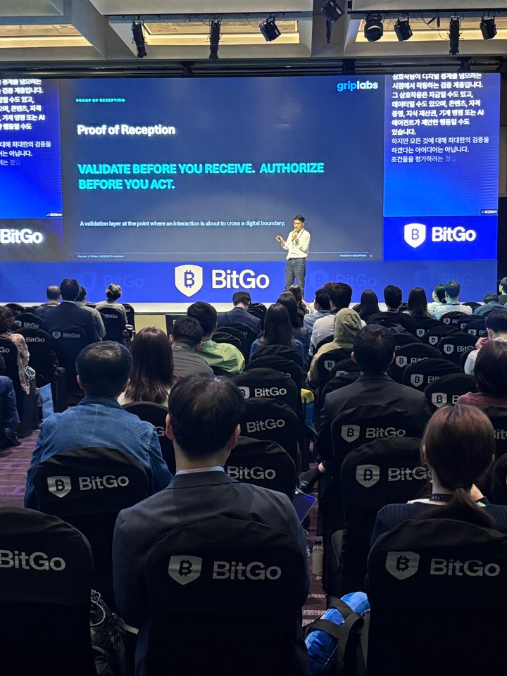 EthStorage's tweet photo. EthStorage at #KBW2026 🇰🇷
Great to see so many builders in Seoul and join conversations around the infrastructure and ideas shaping Ethereum and the decentralized web. https://t.co/StU9jUo2rO