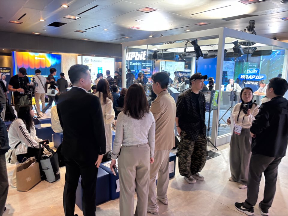 EthStorage's tweet photo. EthStorage at #KBW2026 🇰🇷
Great to see so many builders in Seoul and join conversations around the infrastructure and ideas shaping Ethereum and the decentralized web. https://t.co/StU9jUo2rO