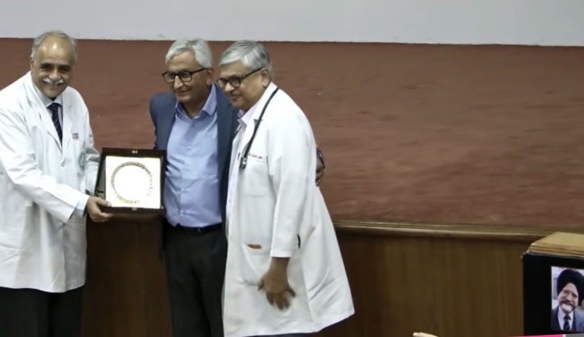 pkguru10's tweet photo. 🗣️Two legends.⚜️

🪐Two lifelong inspirations. 🙏
 @vjha126 Prof. Jha delivering the Prof. Chugh Oration ‘ethics &amp; morality in medicine.🌏

📖Their wisdom &amp; values continue to shape the physician I aspire to be. 📚

😇Forever grateful.❤️ @pgichd @PGINEPHRO 
#PGI #inspirational https://t.co/K8DOjq40gR