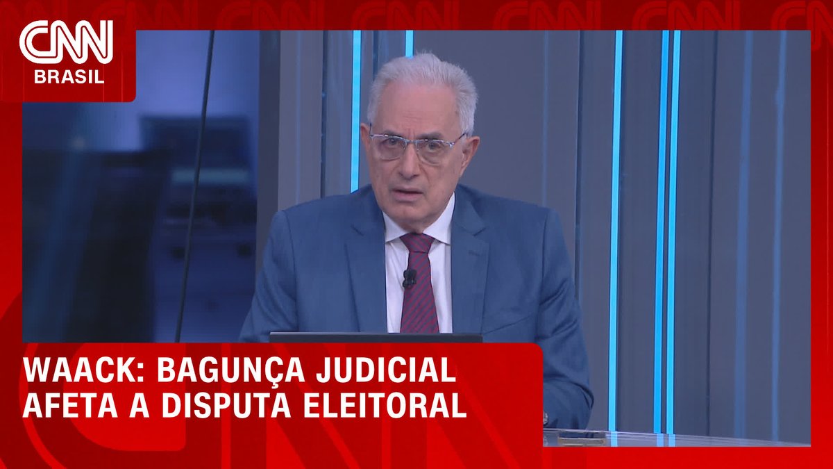 The image shows a CNN Brasil news broadcast featuring an older male anchor with white hair and glasses, wearing a blue suit and red striped tie in a studio with blue-lit background panels. The on-screen text reads "WAACK: BAGUNÇA JUDICIAL AFETA A DISPUTA ELEITORAL," which aligns with the post about judicial chaos affecting the electoral race, referencing the #WW (World Wide Waack) segment.