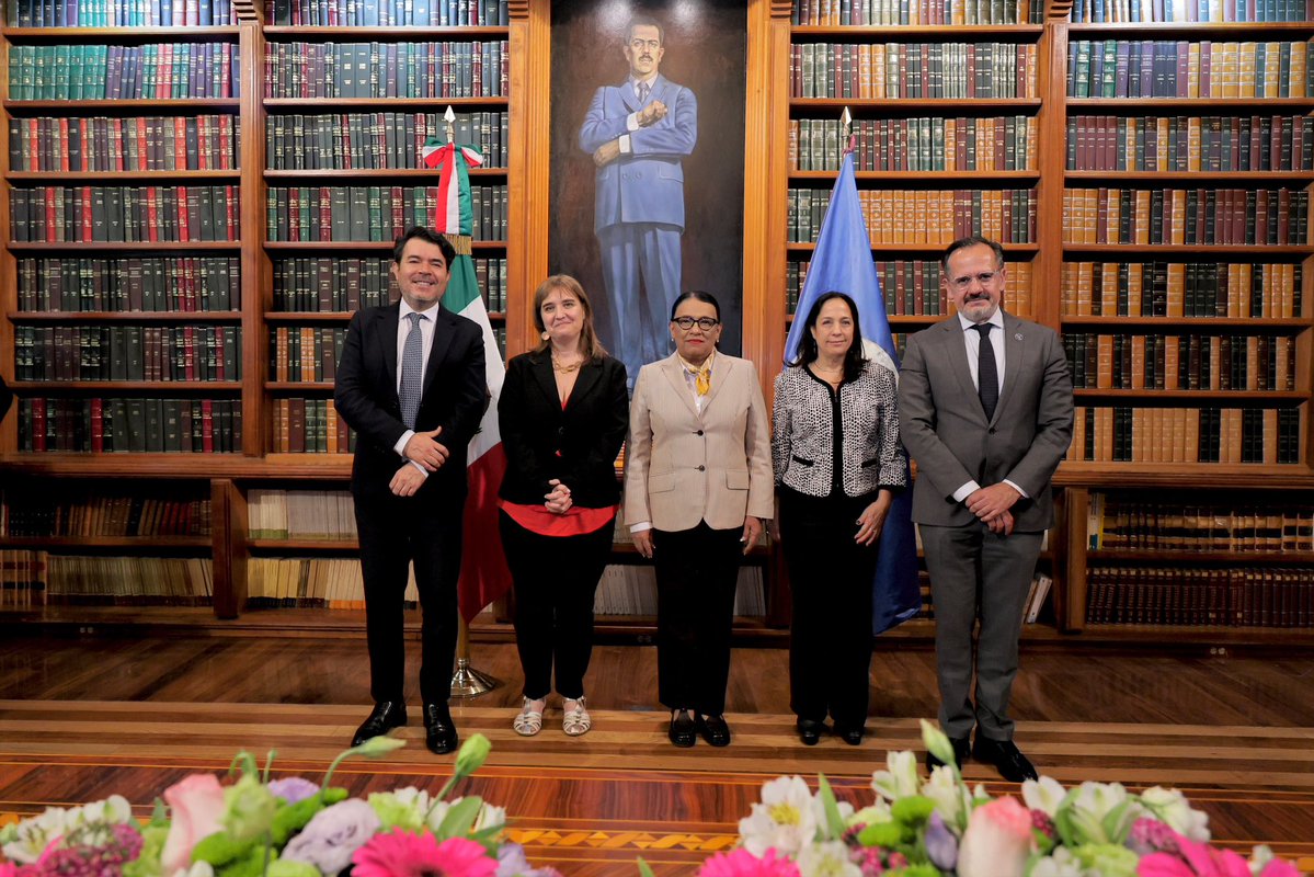 rosaicela_'s tweet photo. #Hoy nos reunimos, junto con @SRE_mx, con la comisionada relatora de la @CIDH, @APochak, y su equipo de trabajo. Seguimos impulsando el diálogo y la cooperación en favor de los derechos humanos. 🇲🇽 @Claudiashein @arturomedinap @OCHOA_MX_UN @cevillanue @Yuriddhh @tobyanneLR @Busqueda_MX